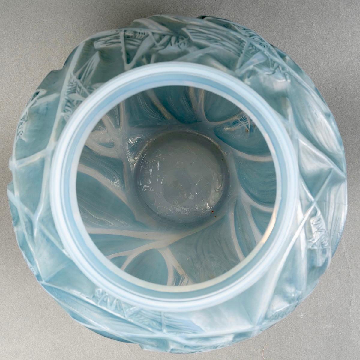 1912 René Lalique Jarrón Sauterelles Estuchado Vidrio Opalescente Azul Pátina Art Decó en venta