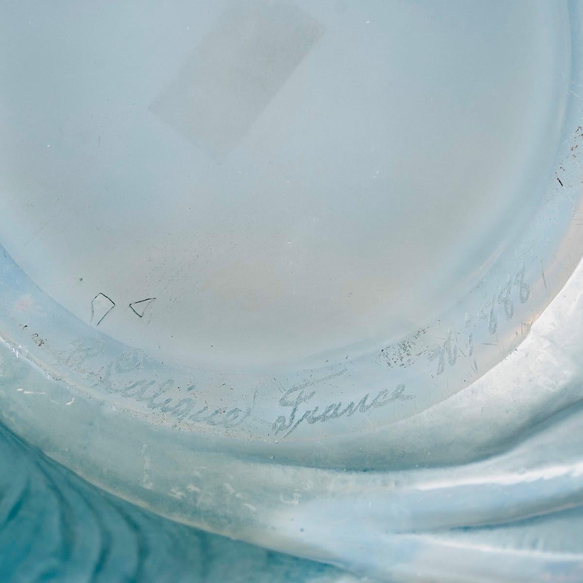 1912 René Lalique Vase Sauterelles Cased Opalescent Glass Blue Patina In Good Condition In Boulogne Billancourt, FR