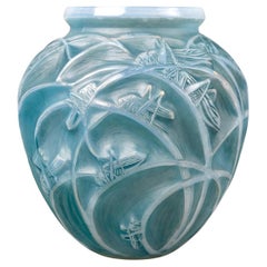 1912 René Lalique Jarrón Sauterelles Estuchado Vidrio Opalescente Azul Pátina