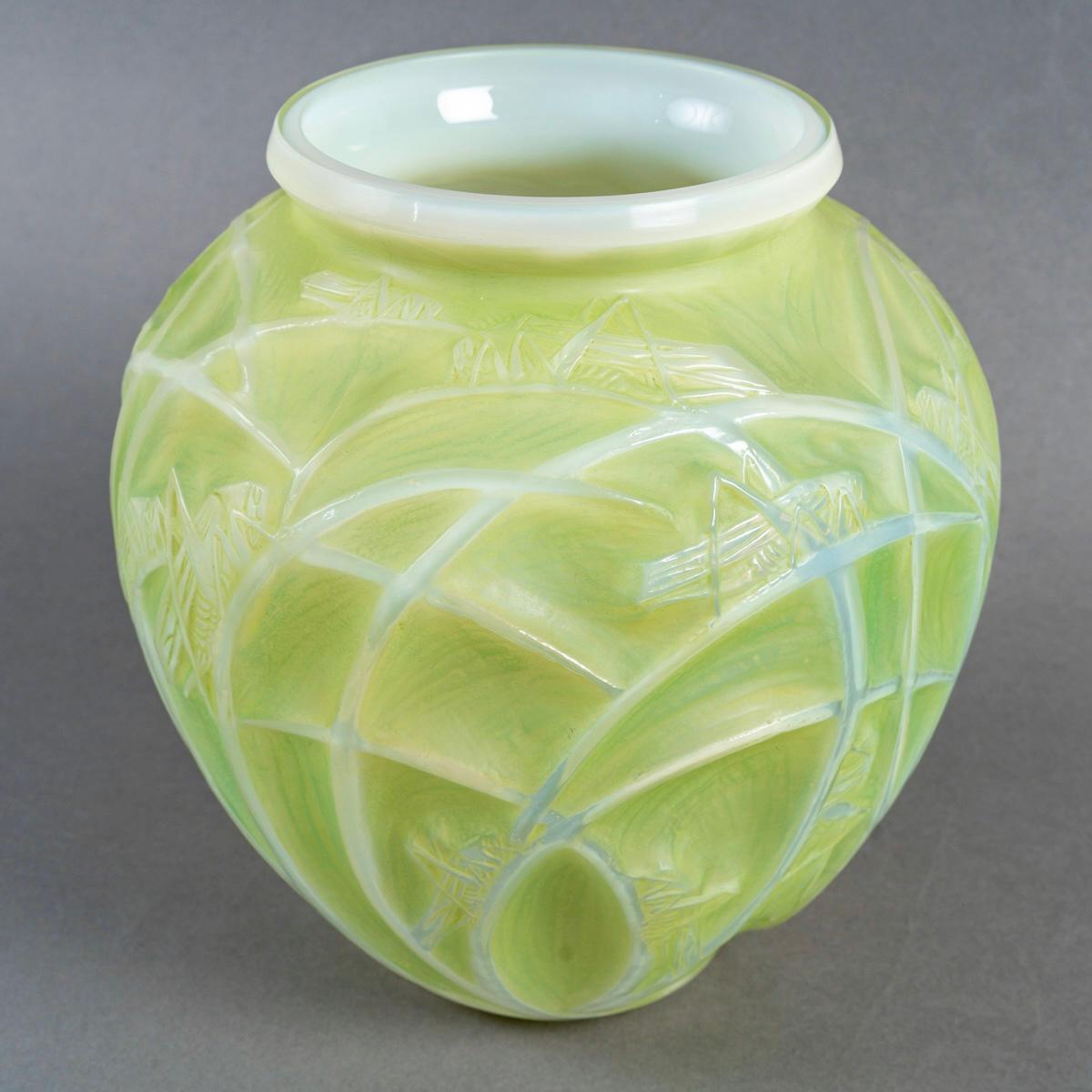 1912 René Lalique - Jarrón Sauterelles Vidrio Opalescente Patinado Verde Lima Art Decó en venta