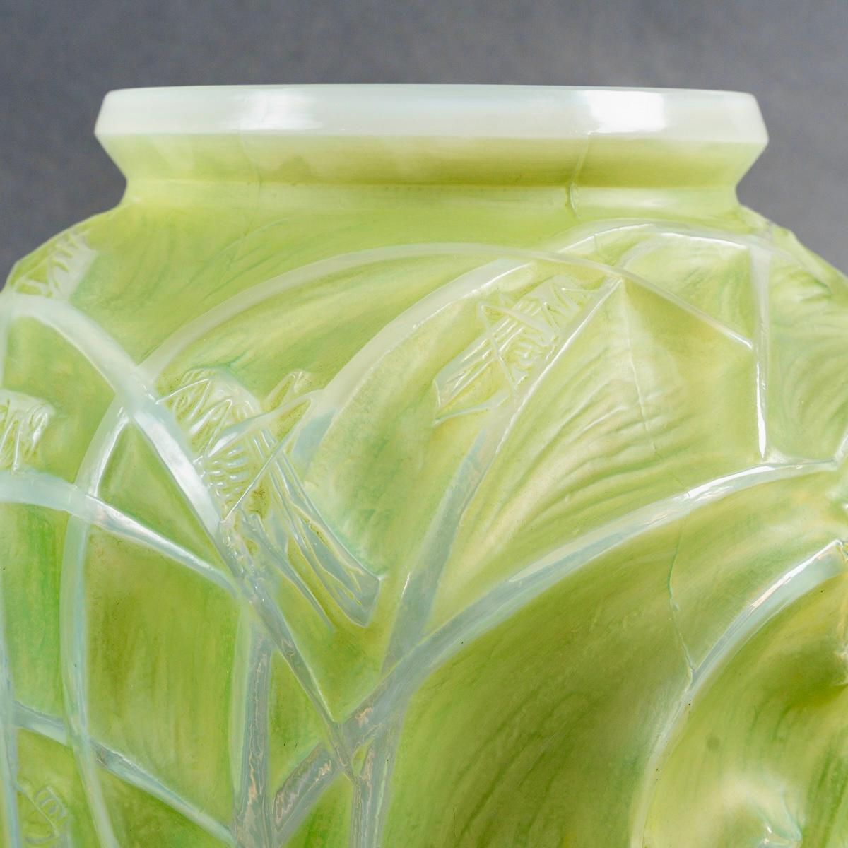 1912 René Lalique - Jarrón Sauterelles Vidrio Opalescente Patinado Verde Lima Francés en venta
