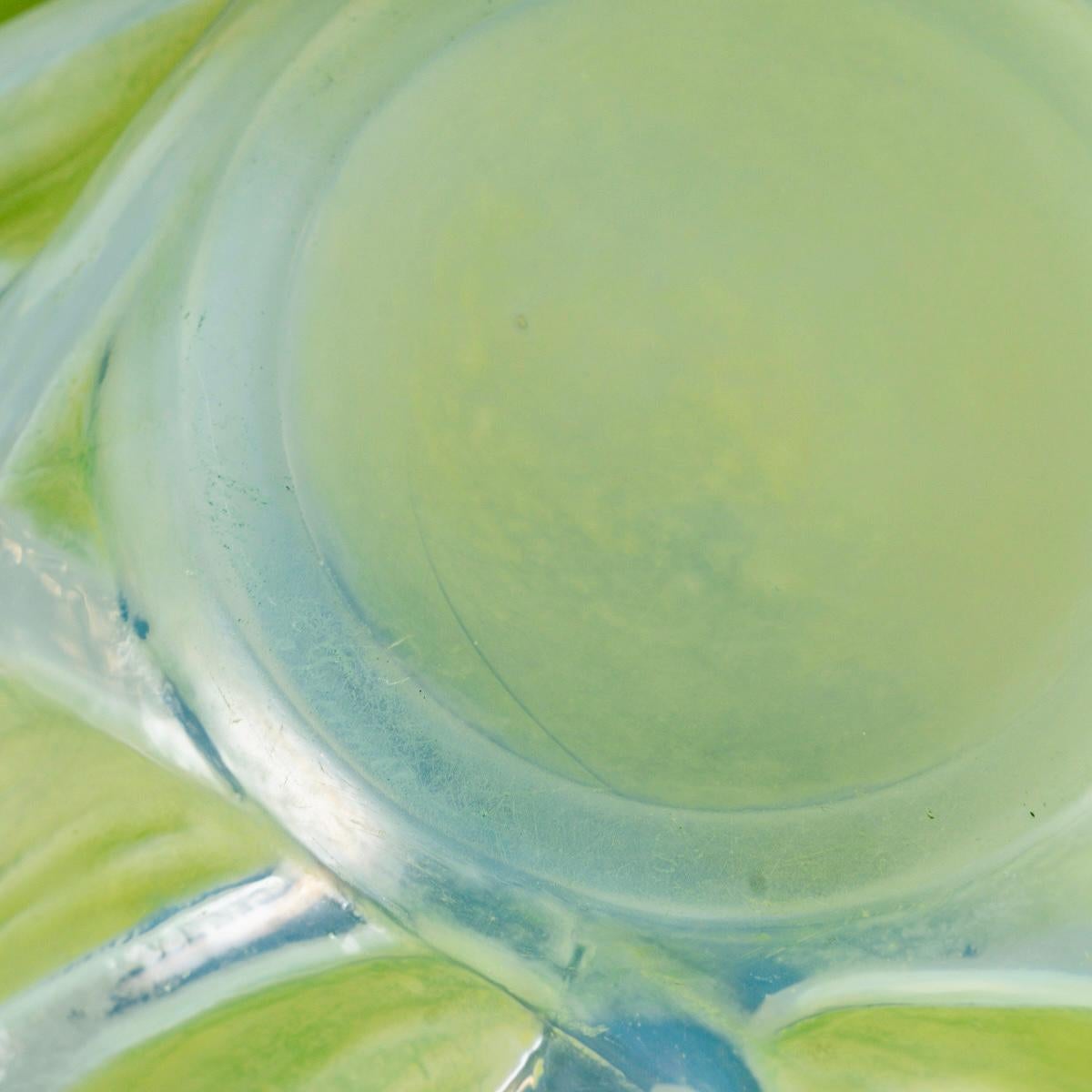1912 René Lalique - Jarrón Sauterelles Vidrio Opalescente Patinado Verde Lima Moldeado en venta