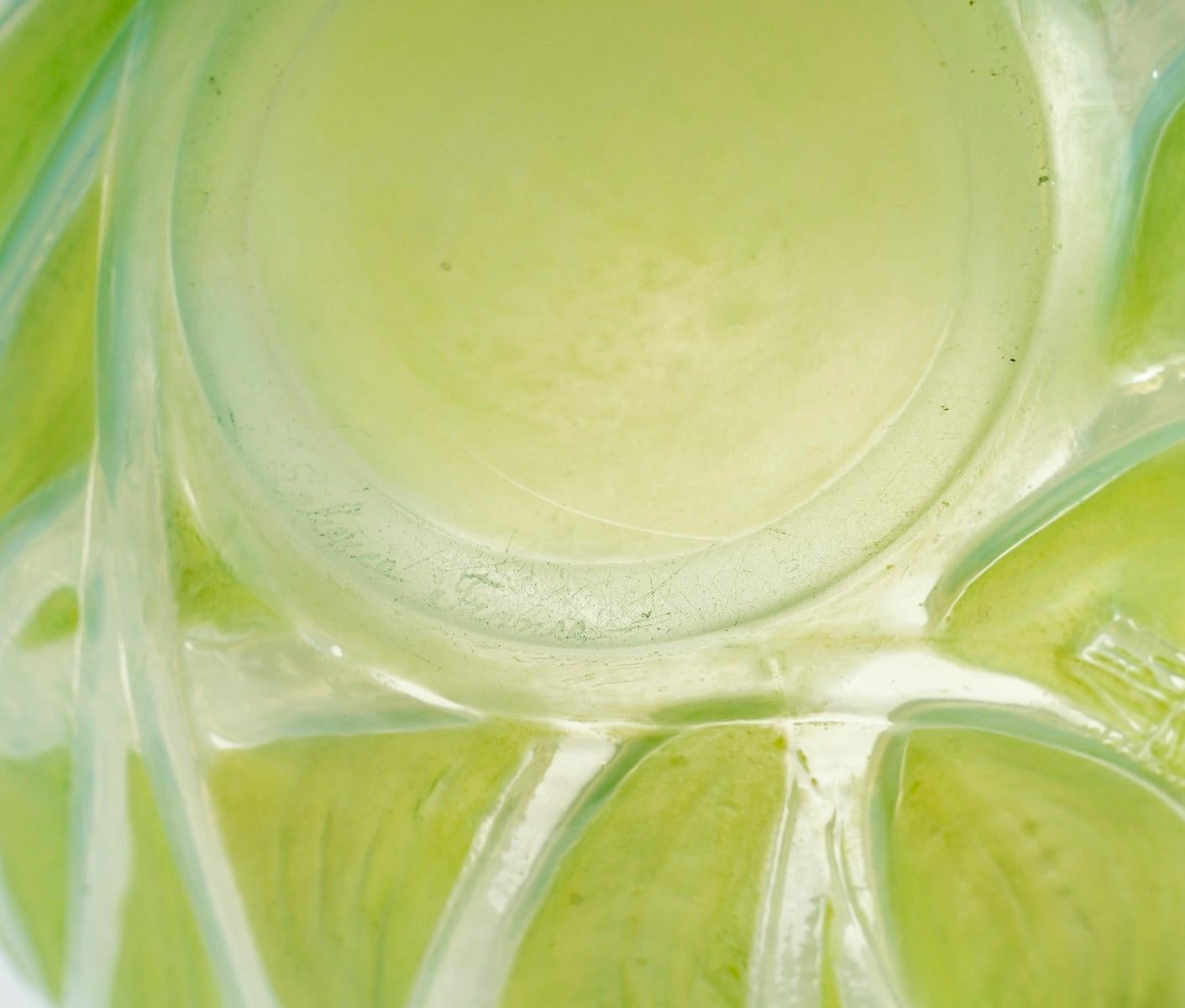 1912 René Lalique - Jarrón Sauterelles Vidrio Opalescente Patinado Verde Lima en Bueno estado para la venta en Boulogne Billancourt, FR