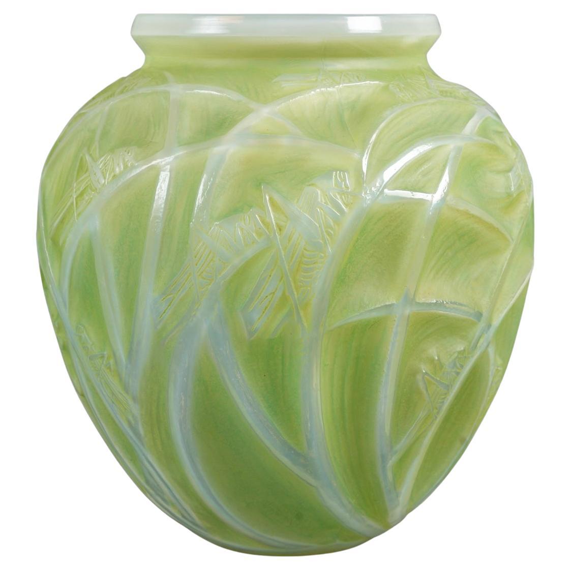 1912 René Lalique - Jarrón Sauterelles Vidrio Opalescente Patinado Verde Lima