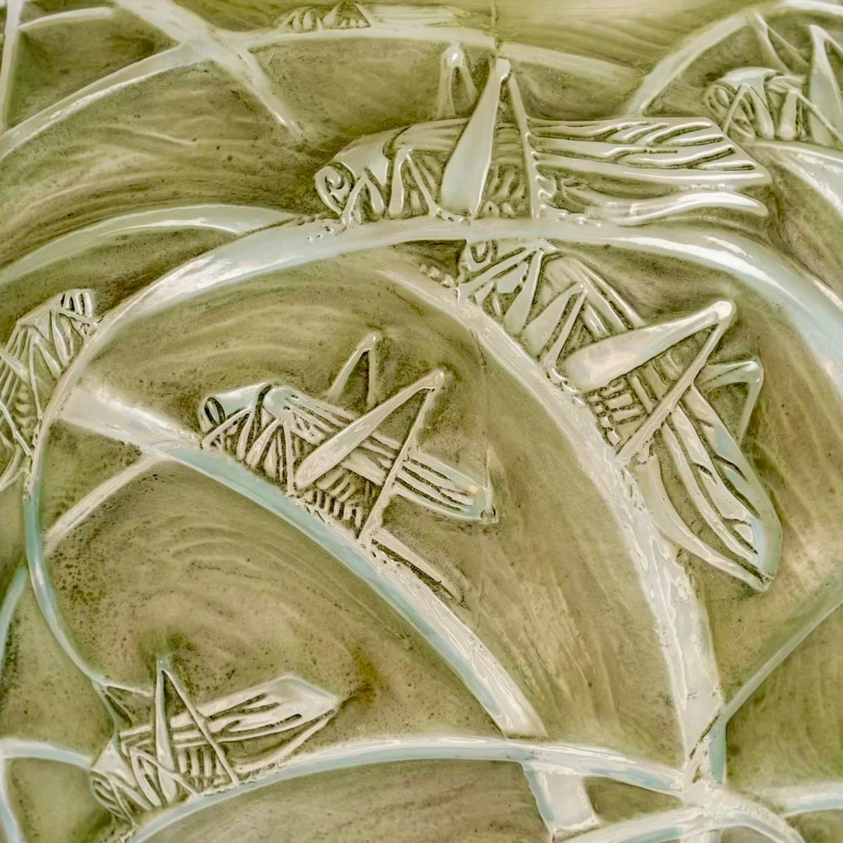 1912 René Lalique - Vase Sauterelles Verre opalescent ciselé à patine verte en vente 2