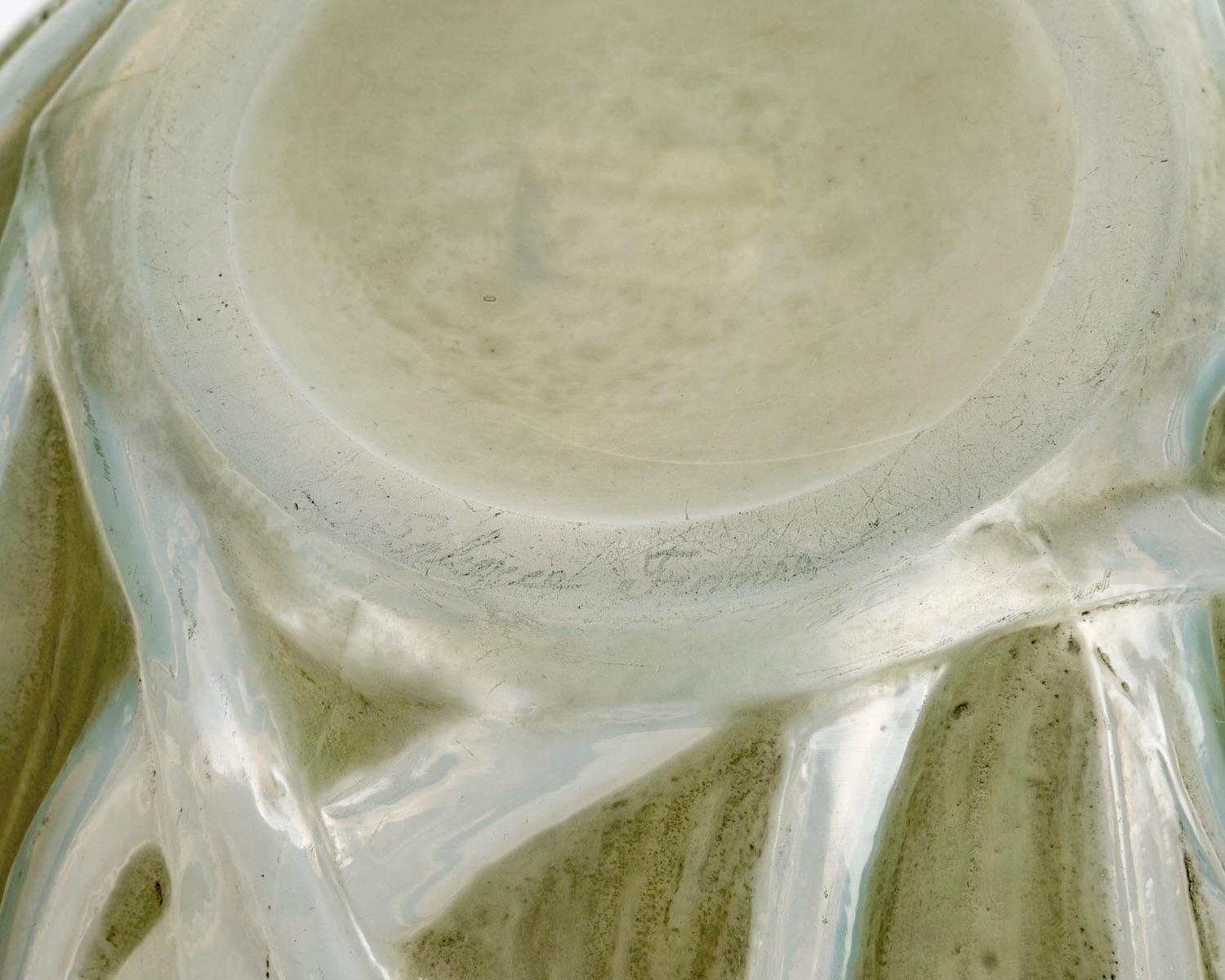 1912 René Lalique - Vase Sauterelles Verre opalescent ciselé à patine verte en vente 3