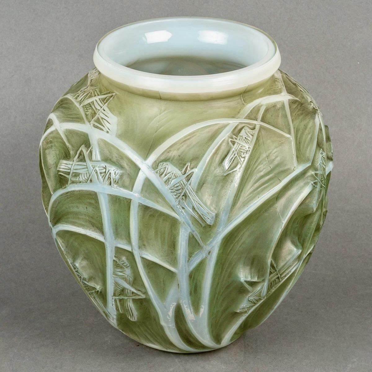 Art déco 1912 René Lalique - Vase Sauterelles Verre opalescent ciselé à patine verte en vente