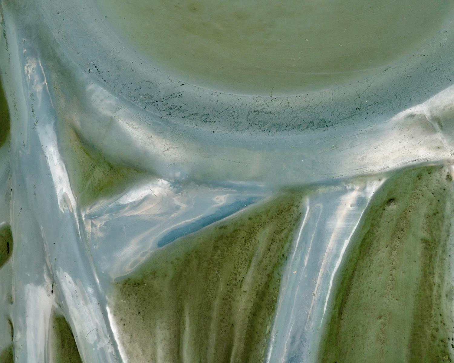 Français 1912 René Lalique - Vase Sauterelles Verre opalescent ciselé à patine verte en vente