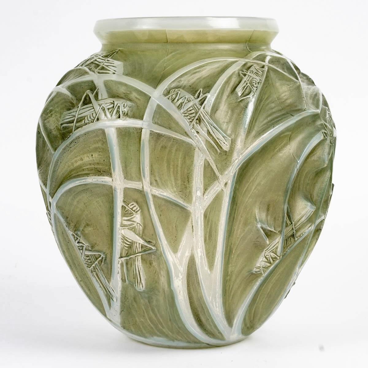 Moulé 1912 René Lalique - Vase Sauterelles Verre opalescent ciselé à patine verte en vente