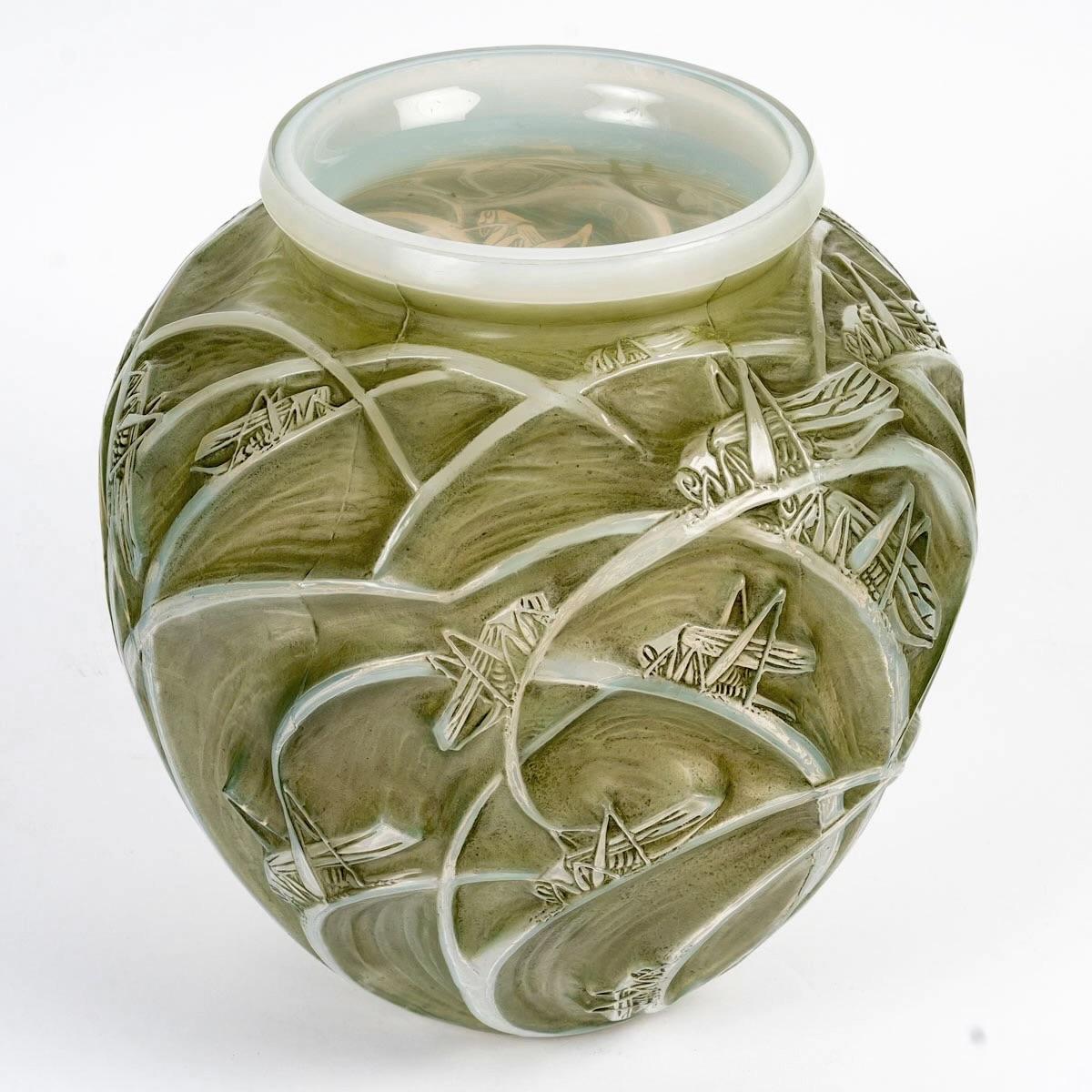 1912 René Lalique - Vase Sauterelles Verre opalescent ciselé à patine verte Bon état - En vente à Boulogne Billancourt, FR