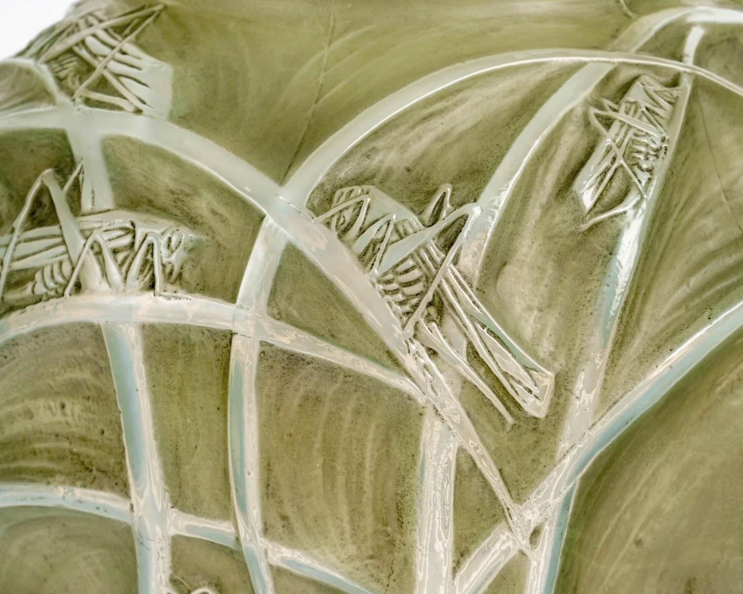 Début du 20ème siècle 1912 René Lalique - Vase Sauterelles Verre opalescent ciselé à patine verte en vente