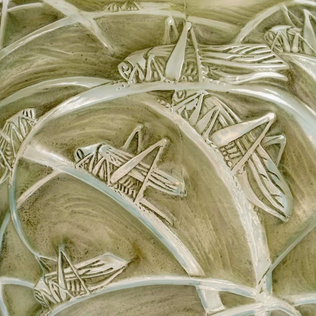 Verre brun 1912 René Lalique - Vase Sauterelles Verre opalescent ciselé à patine verte en vente