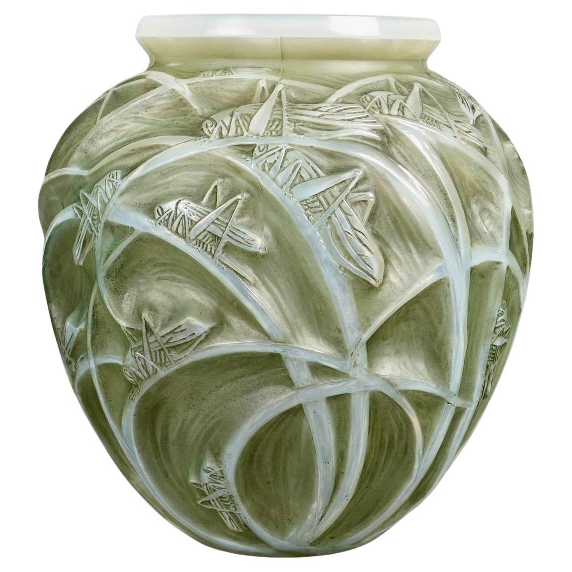 1912 René Lalique - Vase Sauterelles Verre opalescent ciselé à patine verte en vente