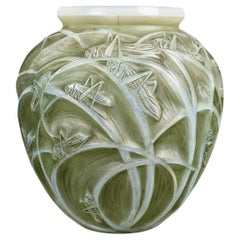 1912 René Lalique - Vase Sauterelles Überfangenes Opalisierendes Glas mit grüner Patina