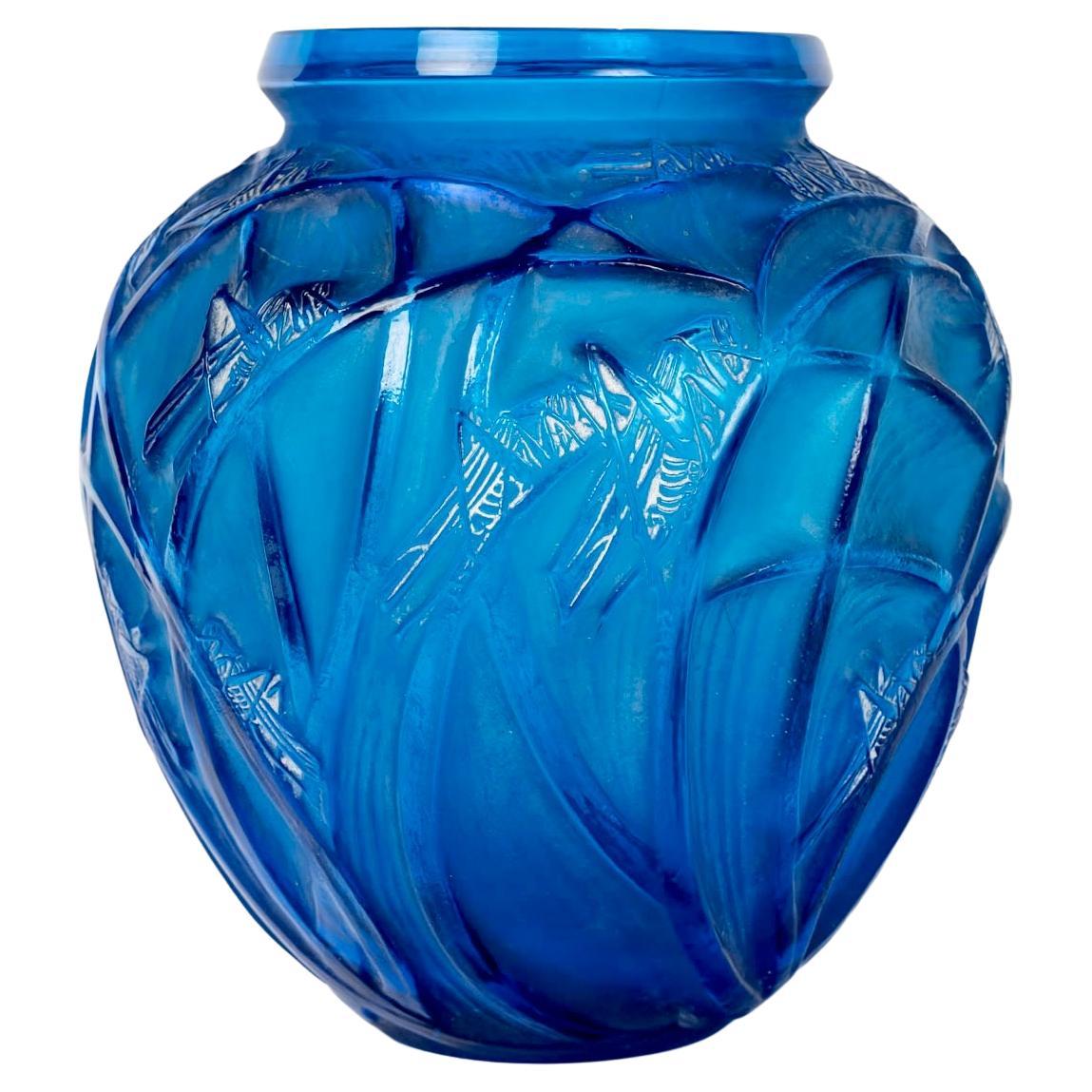 1912 René Lalique - Jarrón Sauterelles Vidrio Azul Eléctrico Pátina Blanca