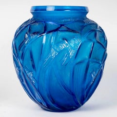 1912 René Lalique Vase Sauterelles Verre bleu électrique Patine blanche Sauterelles