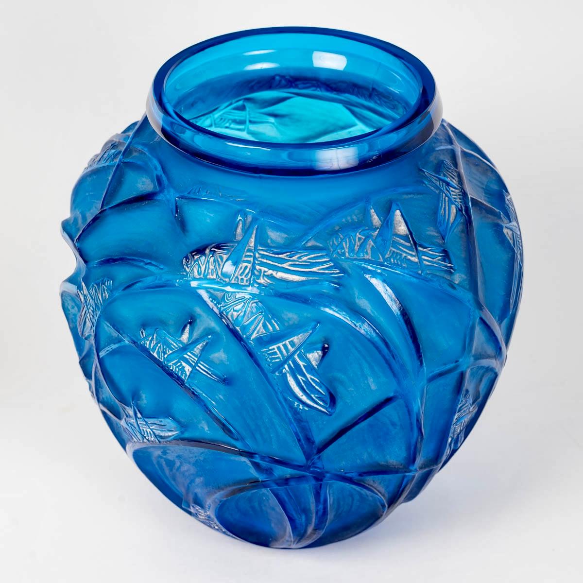 Art Deco 1912 René Lalique Vase Sauterelles Electric Blue Glass White Patina Grasshoppers