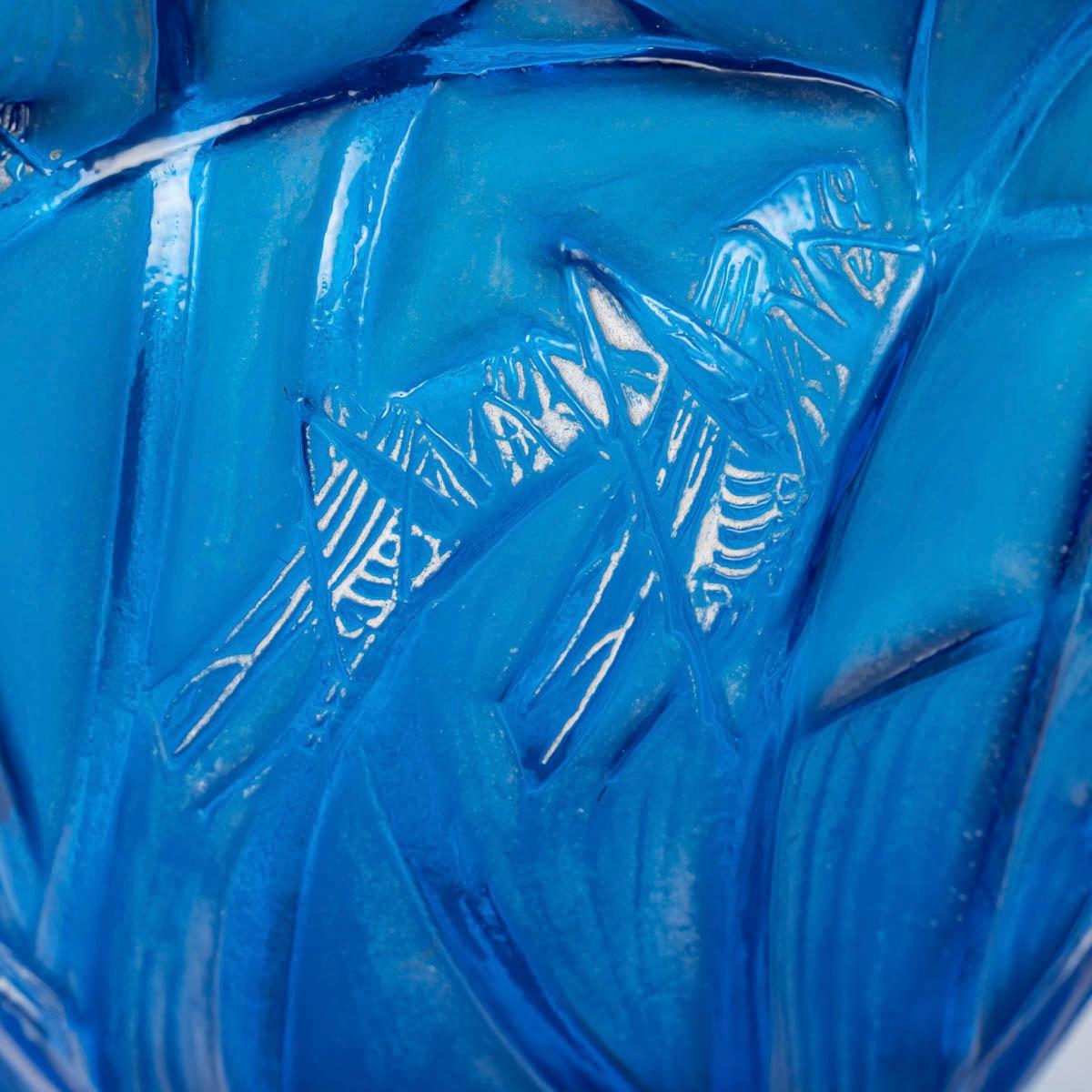 1912 René Lalique Vase Sauterelles Electric Blue Glass White Patina Grasshoppers In Good Condition In Boulogne Billancourt, FR
