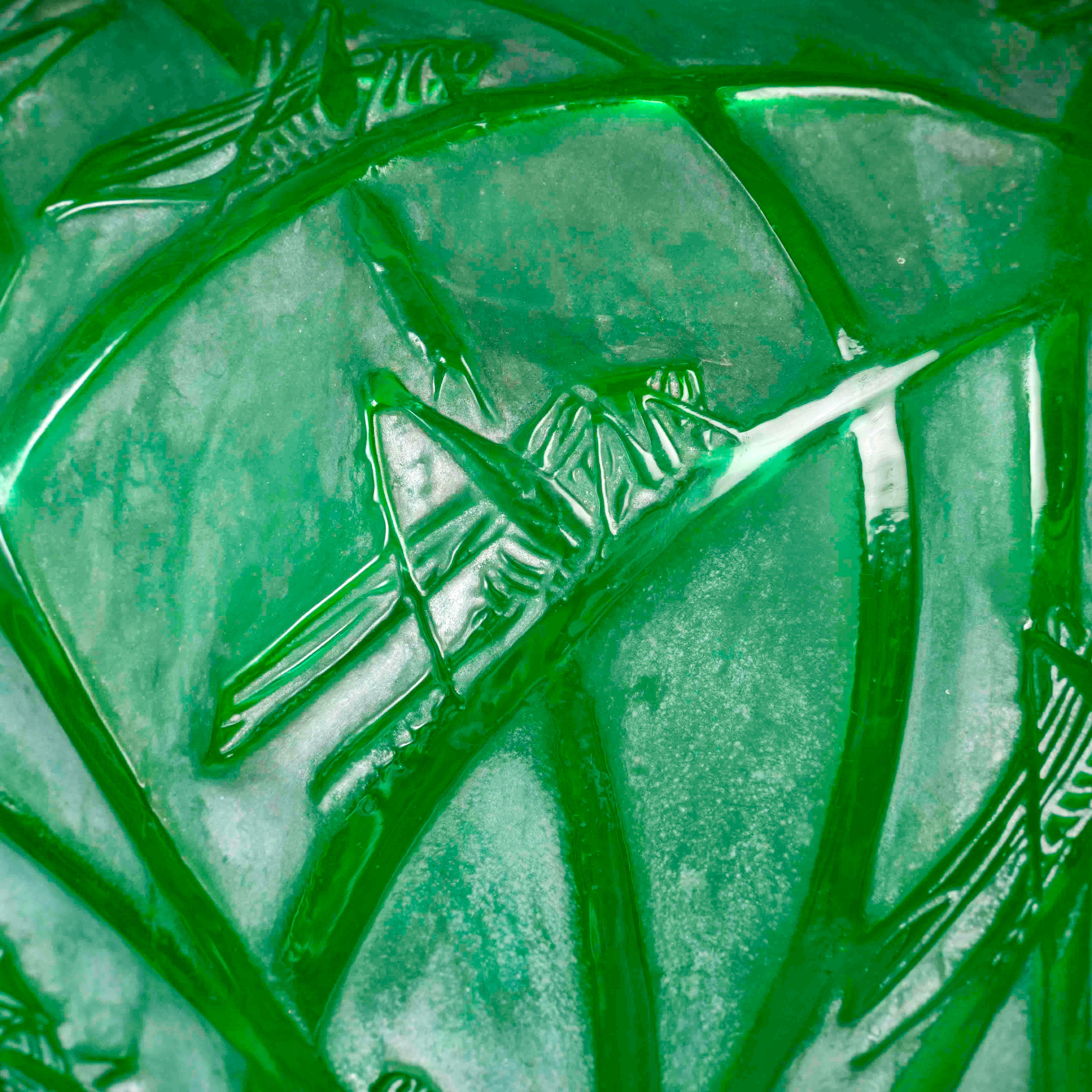 1912 René Lalique - Jarrón Sauterelles Vidrio Verde Esmeralda Pátina Blanca Art Decó en venta