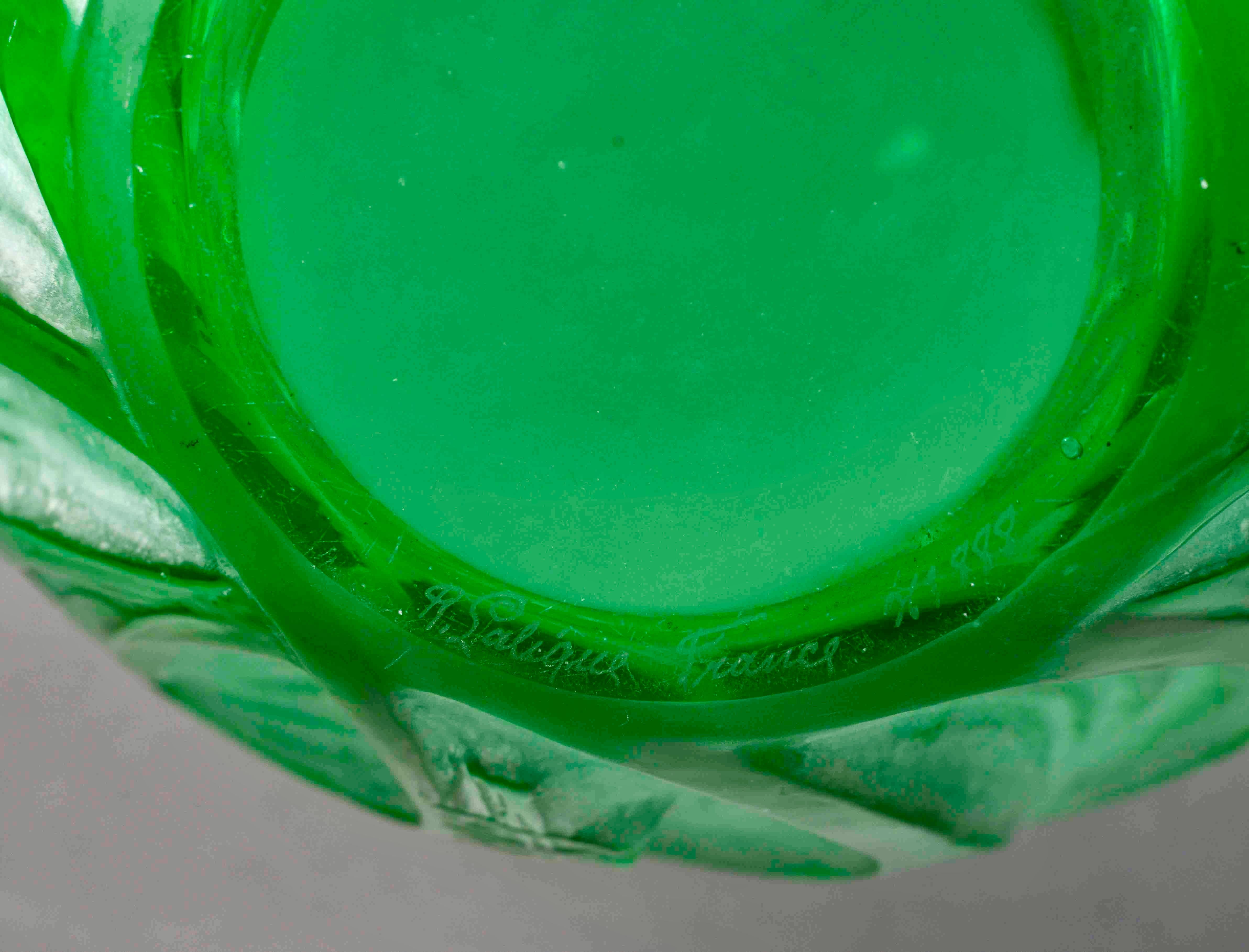 1912 René Lalique - Jarrón Sauterelles Vidrio Verde Esmeralda Pátina Blanca Francés en venta