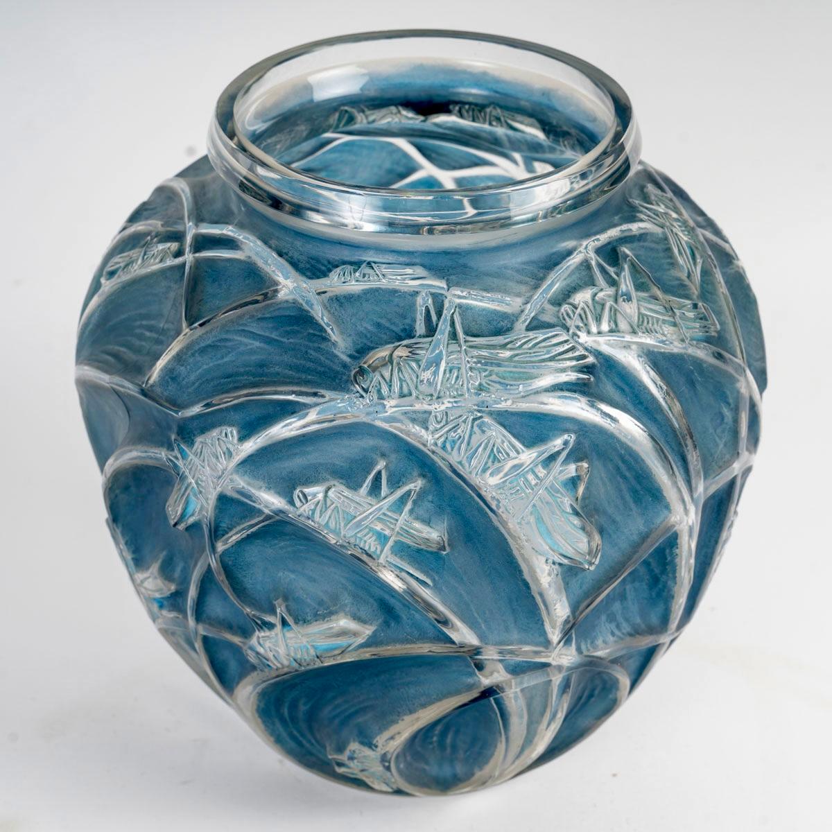 Art nouveau 1912 Vase René Lalique Verre Sauterelles à Patine Bleue Sauterelles