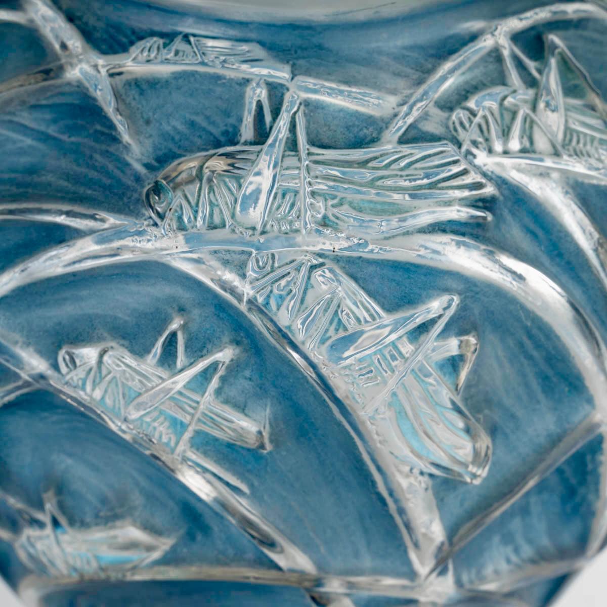 Français 1912 Vase René Lalique Verre Sauterelles à Patine Bleue Sauterelles
