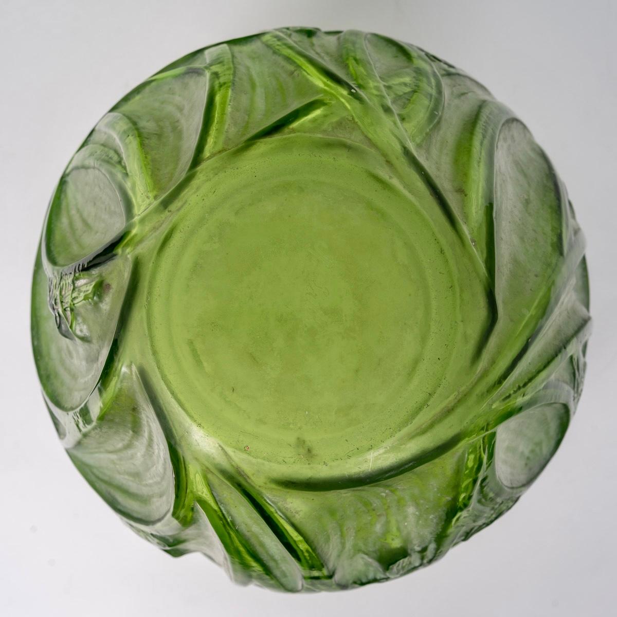 1912 Vase René Lalique Sauterelles Verre Vert Tilleul Patine Blanche Sauterelles Bon état à Boulogne Billancourt, FR