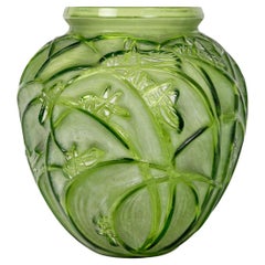 1912 René Lalique Vase Sauterelles Limonengrünes Glas Weiße Patina Grashüpfer