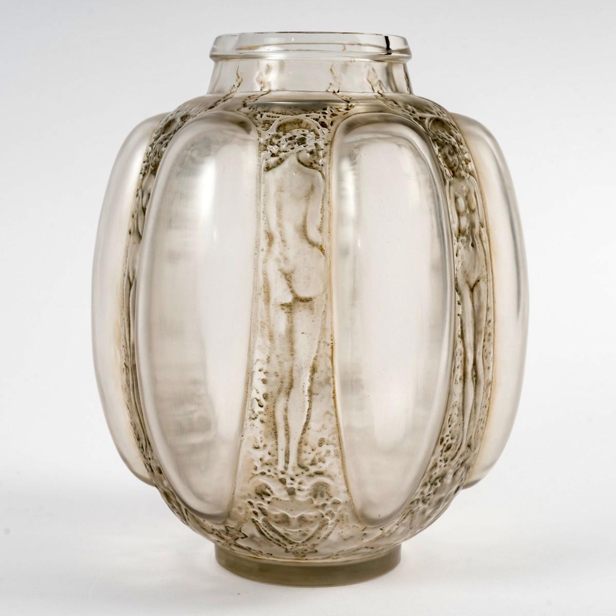 1912 Rene Lalique Jarrón Seis Figuritas Et Masques Vidrio Gris Verde Pátina Art Decó en venta