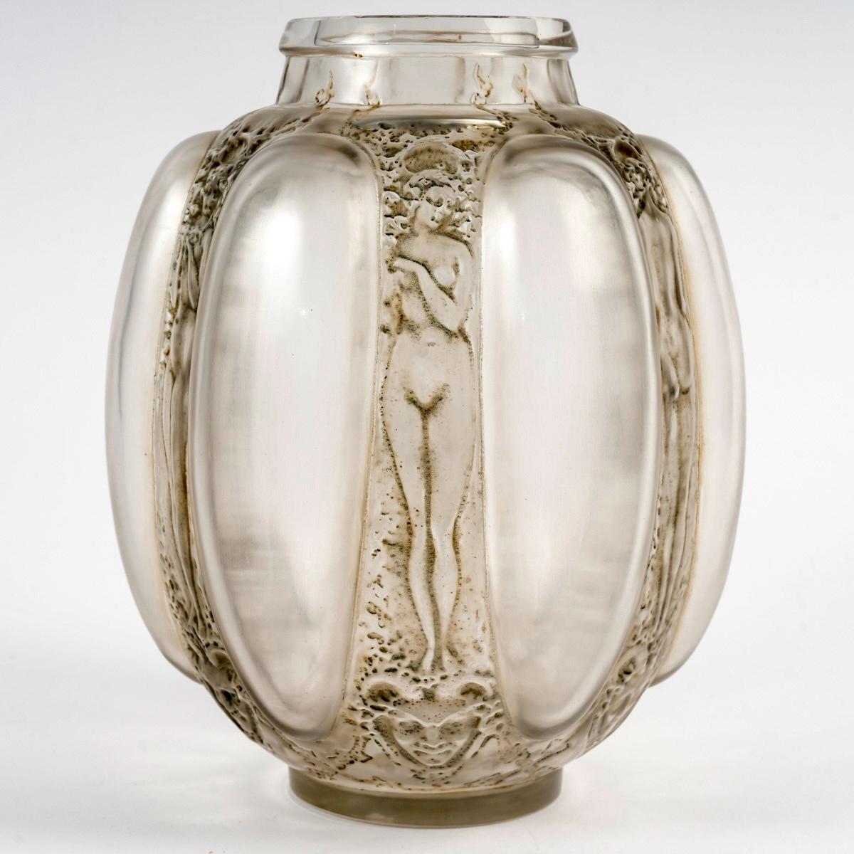 1912 Rene Lalique Jarrón Seis Figuritas Et Masques Vidrio Gris Verde Pátina Francés en venta