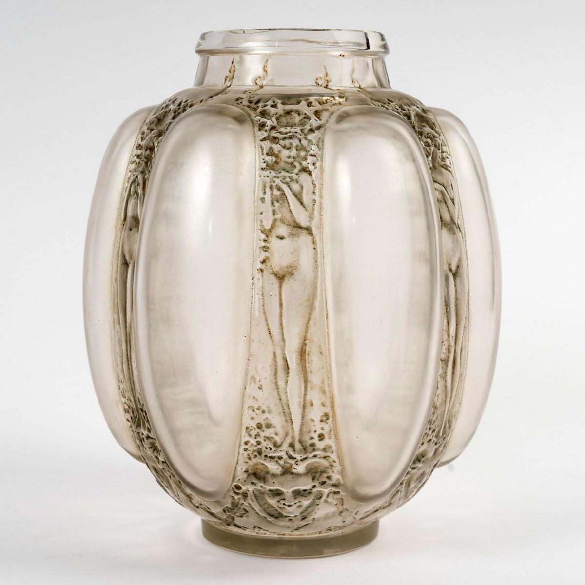 1912 Rene Lalique Jarrón Seis Figuritas Et Masques Vidrio Gris Verde Pátina Moldeado en venta