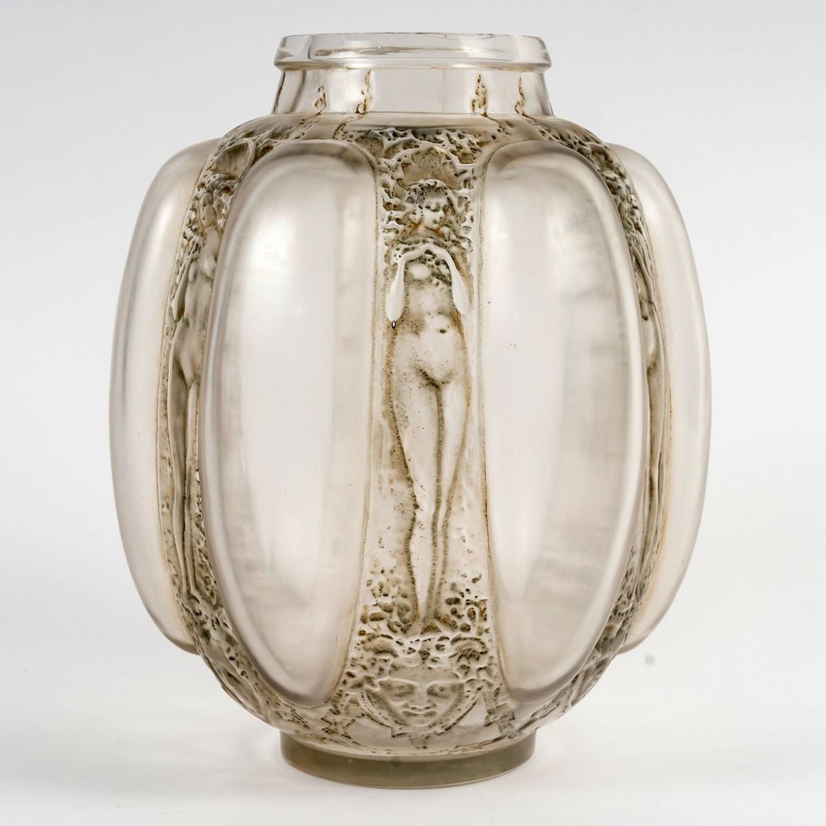 1912 Rene Lalique Jarrón Seis Figuritas Et Masques Vidrio Gris Verde Pátina en Bueno estado para la venta en Boulogne Billancourt, FR