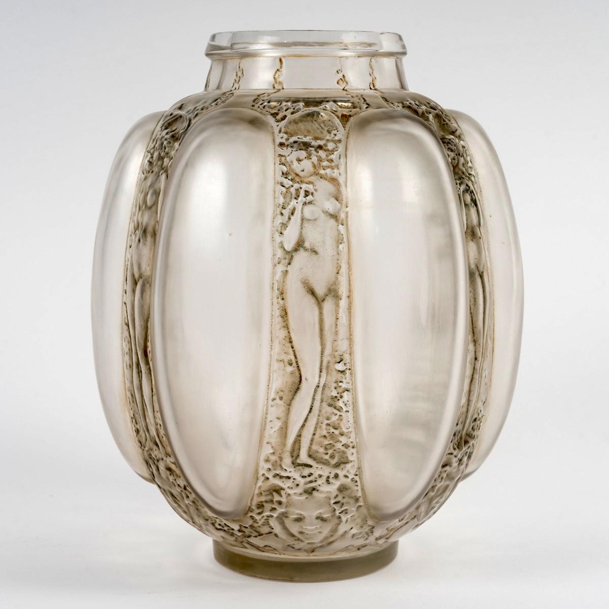 1912 Rene Lalique Jarrón Seis Figuritas Et Masques Vidrio Gris Verde Pátina principios del siglo XX en venta