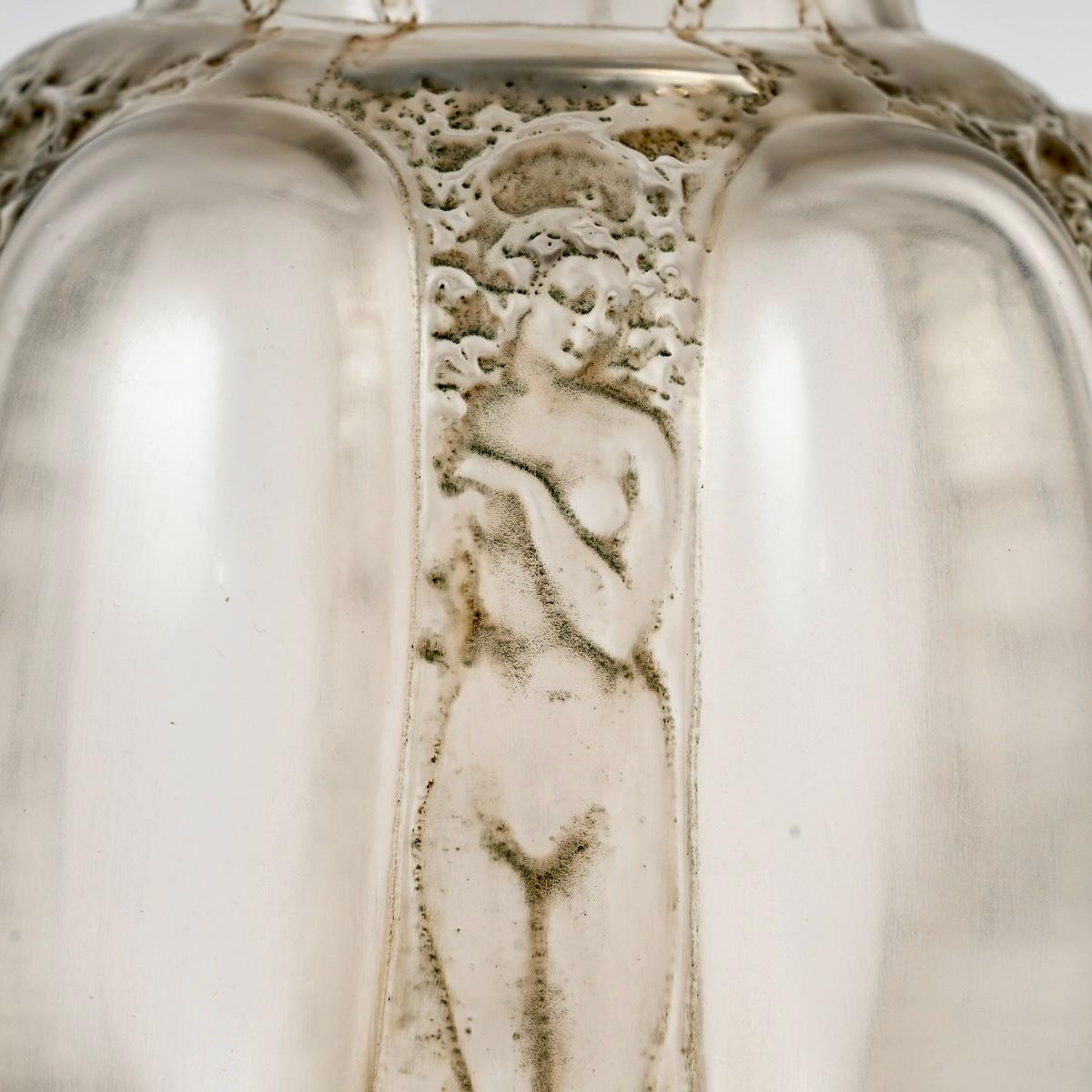 1912 Rene Lalique Jarrón Seis Figuritas Et Masques Vidrio Gris Verde Pátina Vidrio soplado en venta
