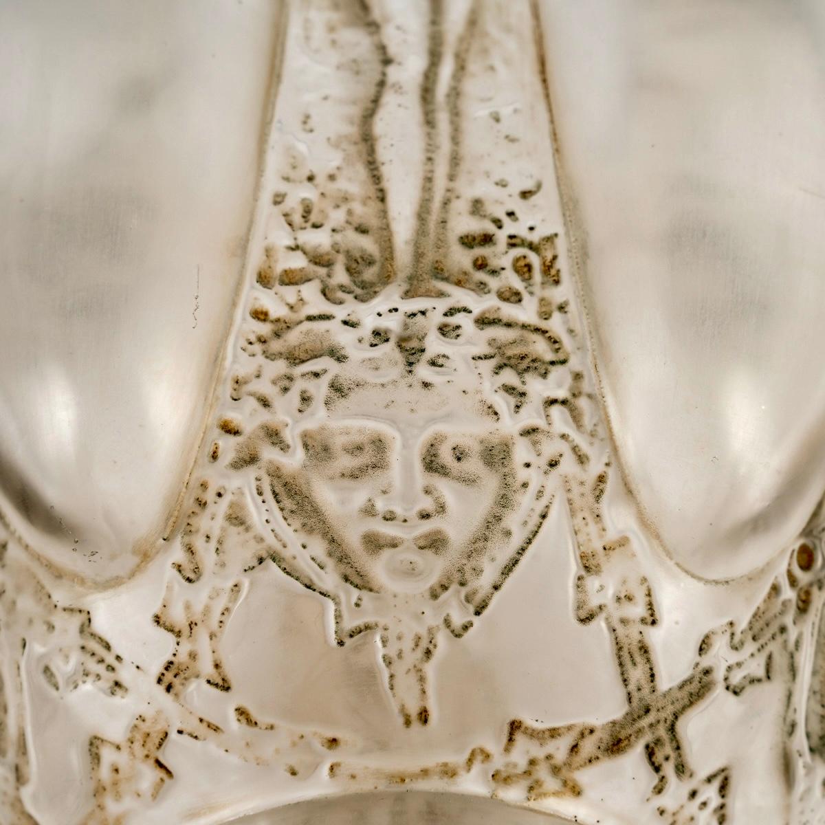 1912 Rene Lalique Jarrón Seis Figuritas Et Masques Vidrio Gris Verde Pátina en venta 1