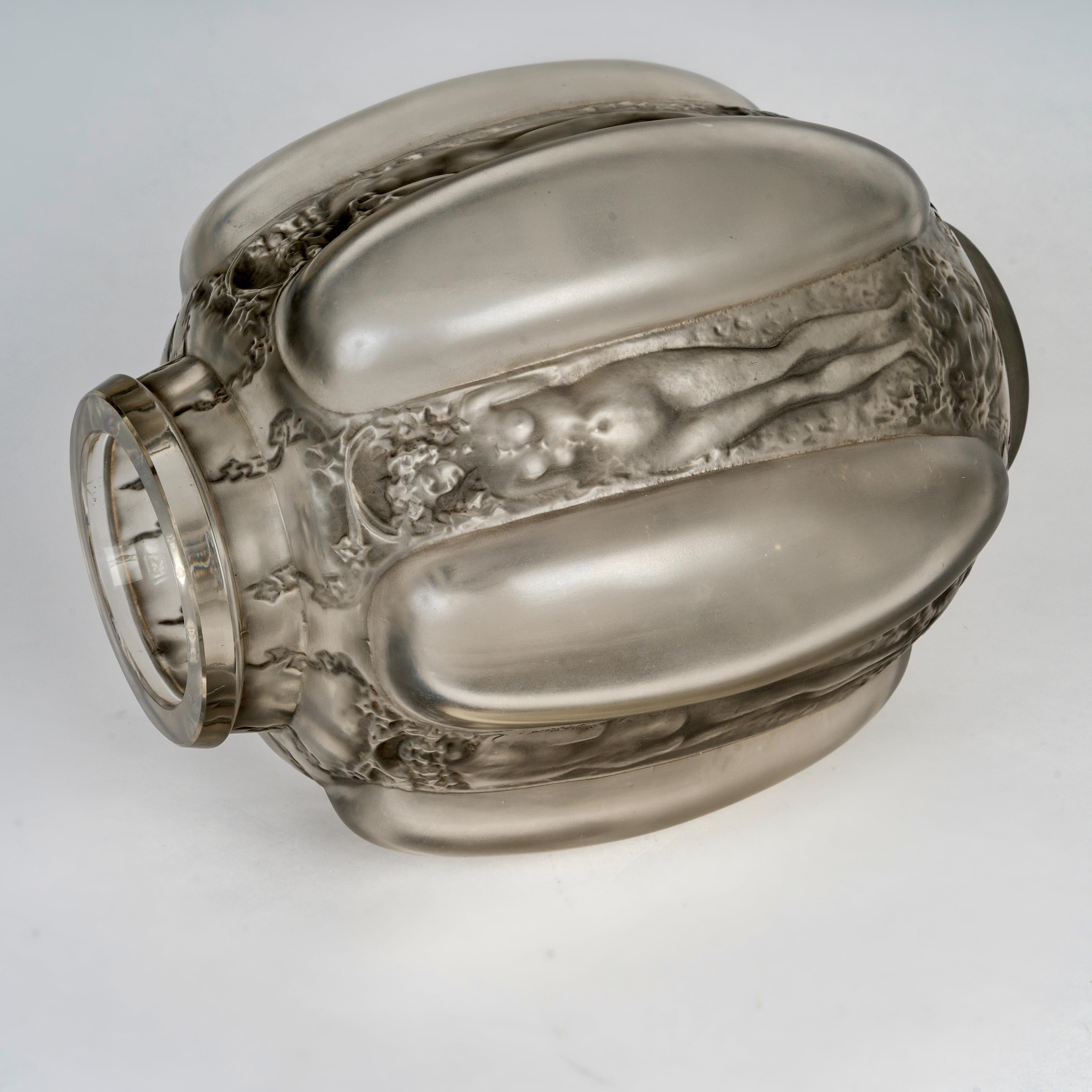 Art déco 1912 Rene Lalique Vase Six Figurines Et Masques Verre Gris Patiné en vente