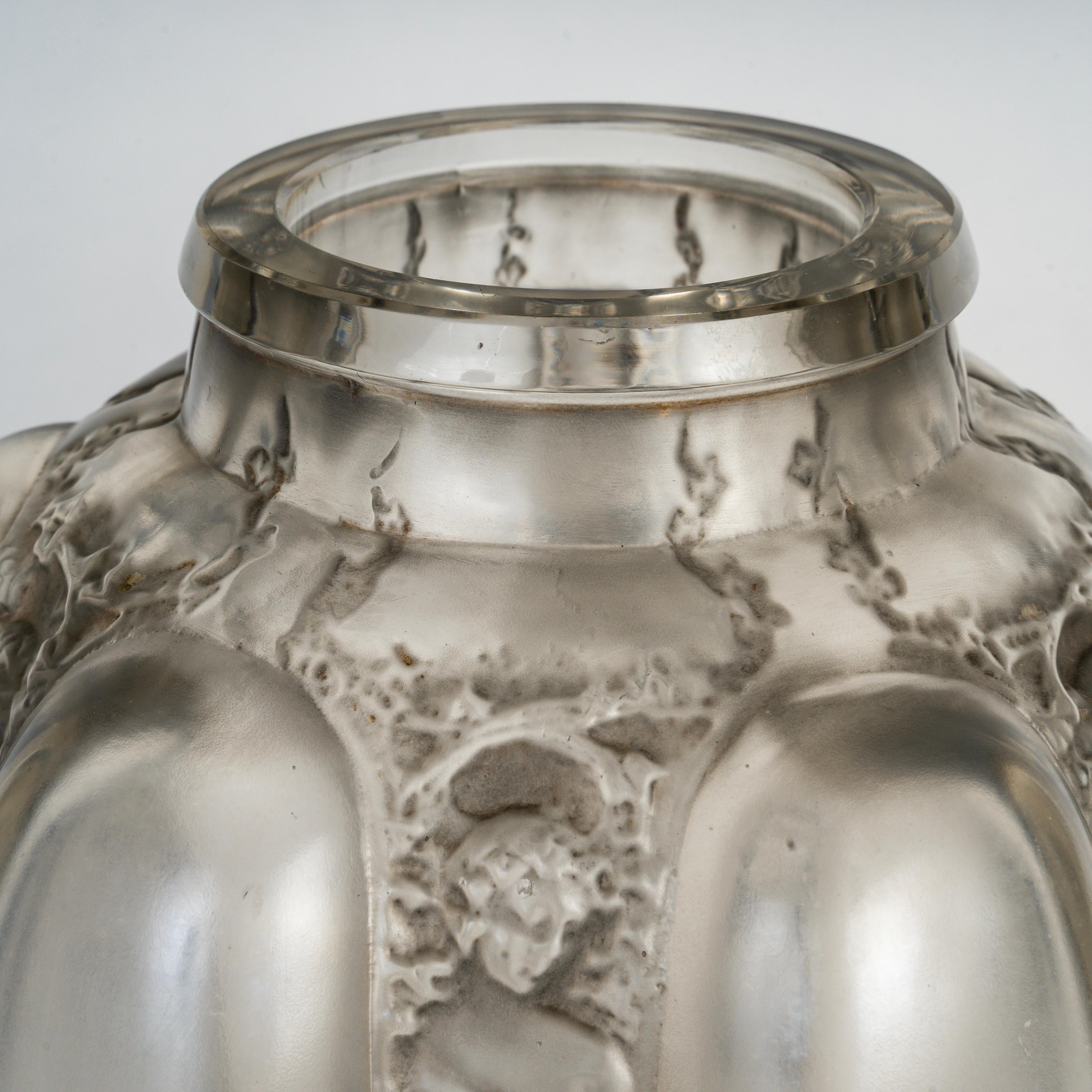 Français 1912 Rene Lalique Vase Six Figurines Et Masques Verre Gris Patiné en vente