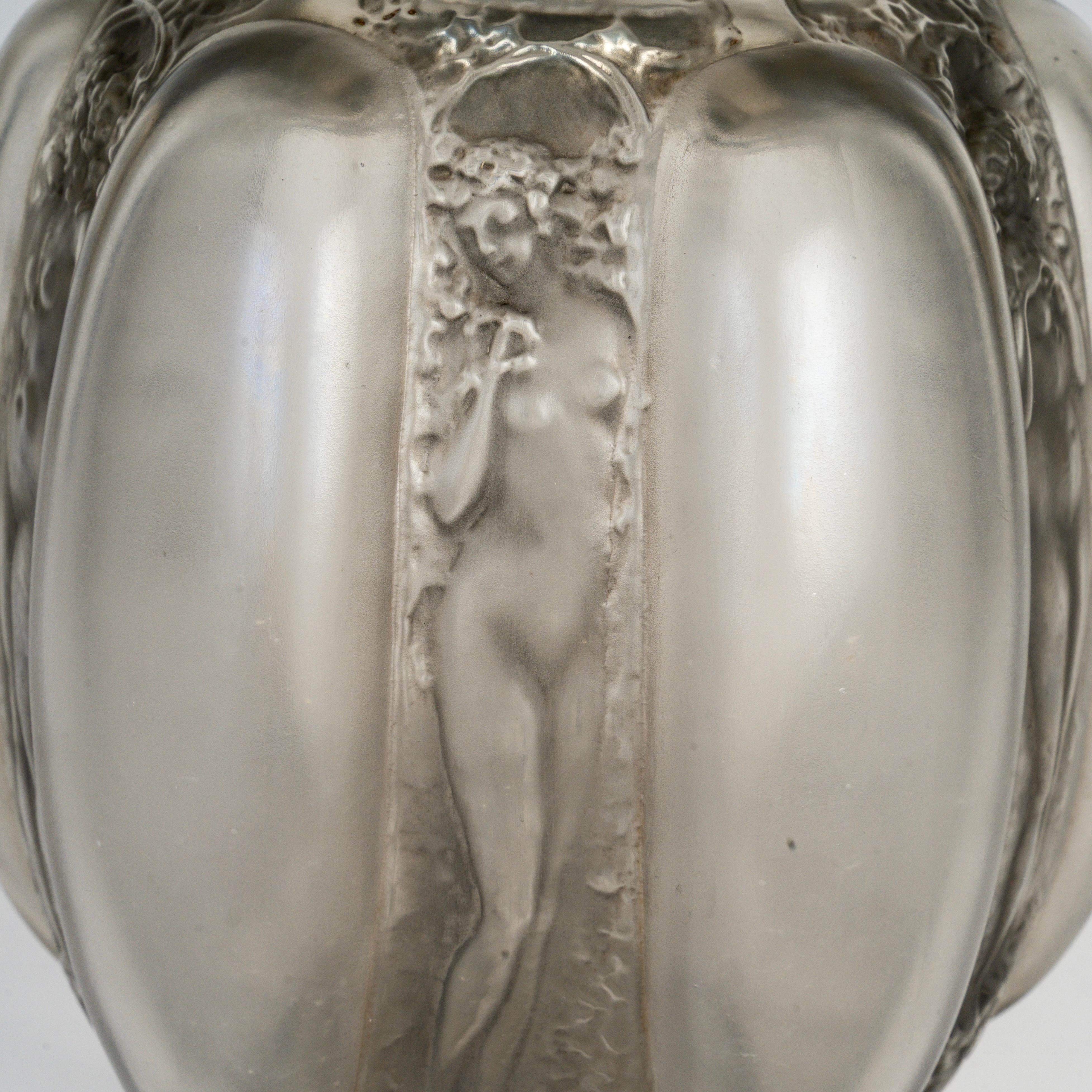 1912 Rene Lalique Vase Six Figurines Et Masques Verre Gris Patiné Bon état - En vente à Boulogne Billancourt, FR