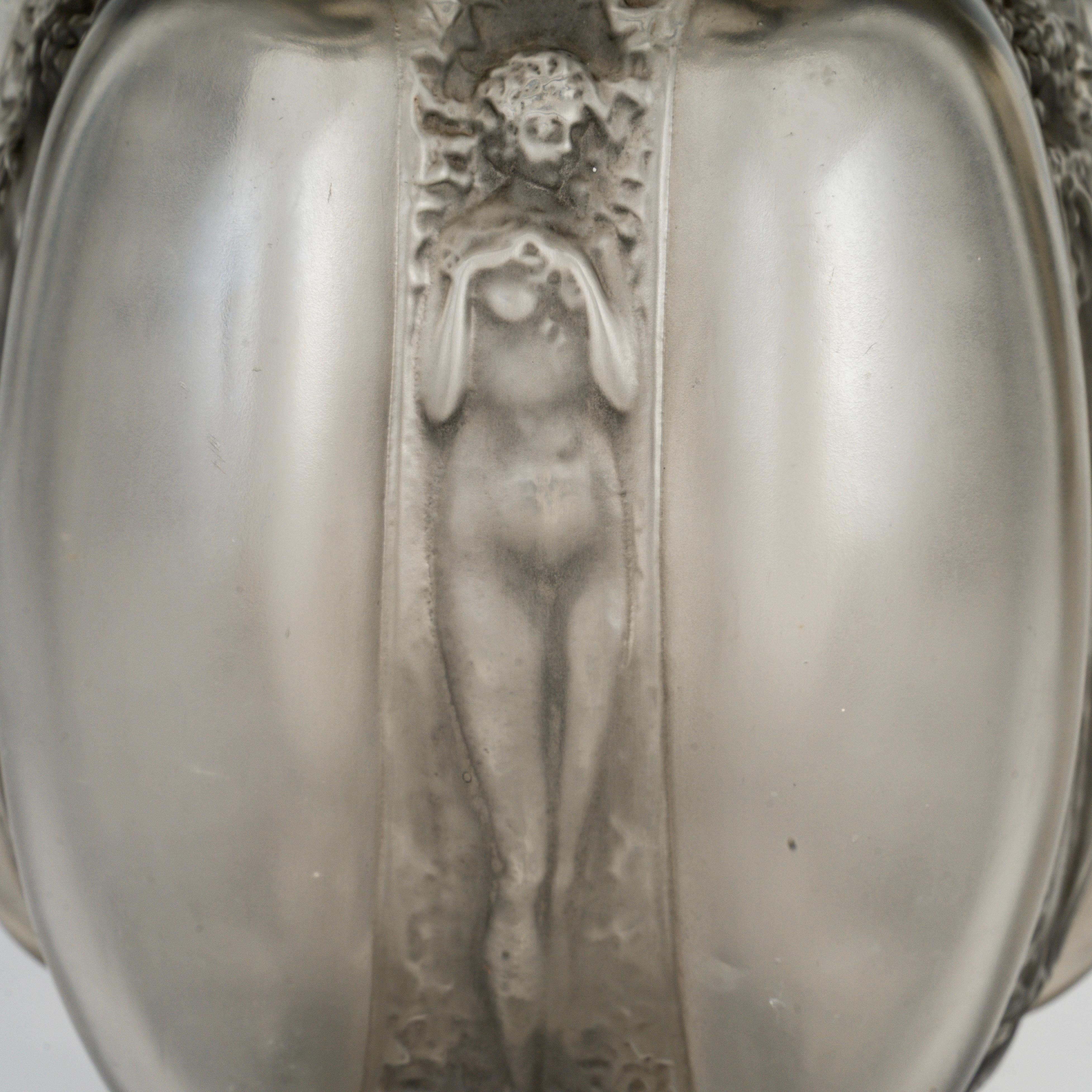 Début du 20ème siècle 1912 Rene Lalique Vase Six Figurines Et Masques Verre Gris Patiné en vente
