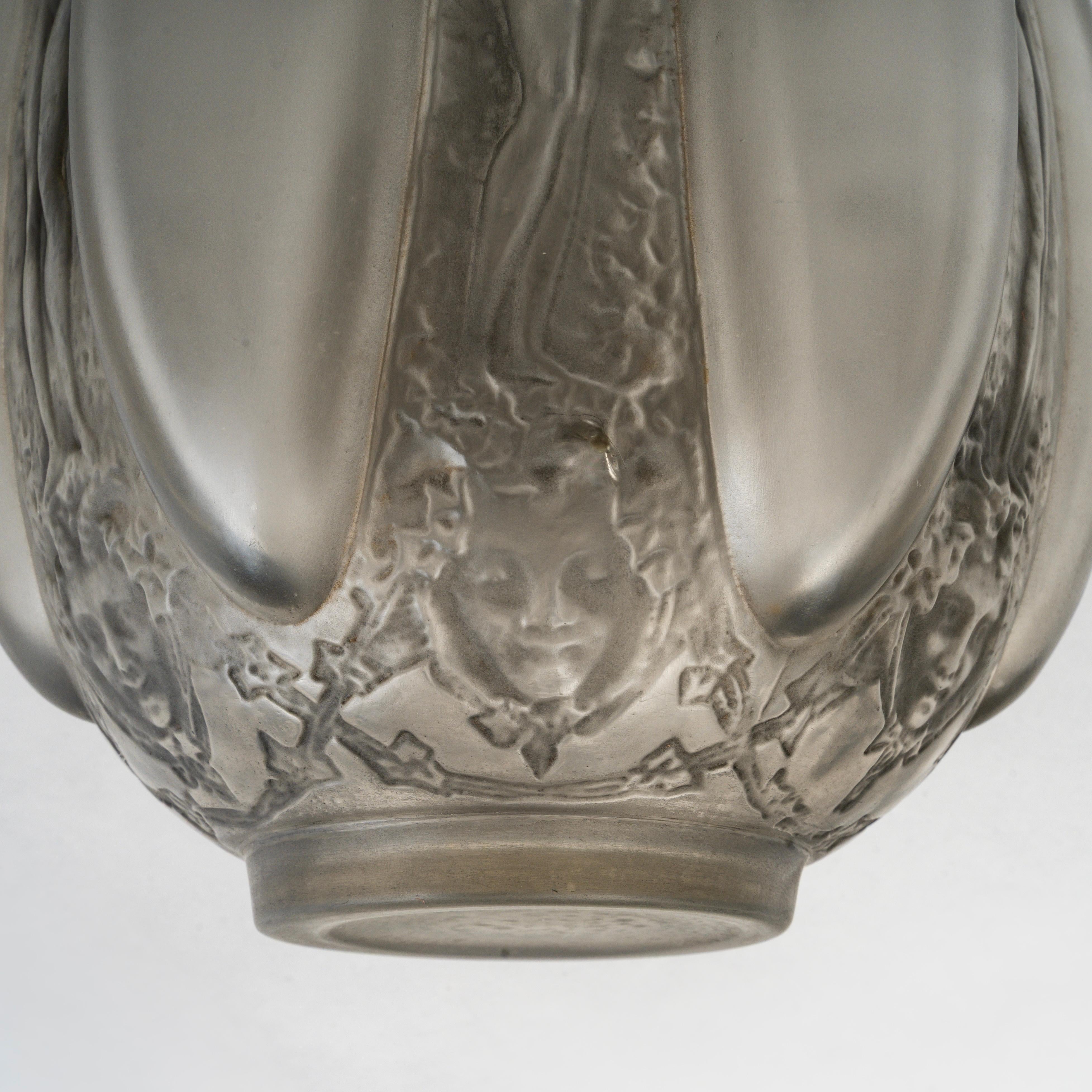 1912 Rene Lalique Vase Six Figurines Et Masques Verre Gris Patiné en vente 1