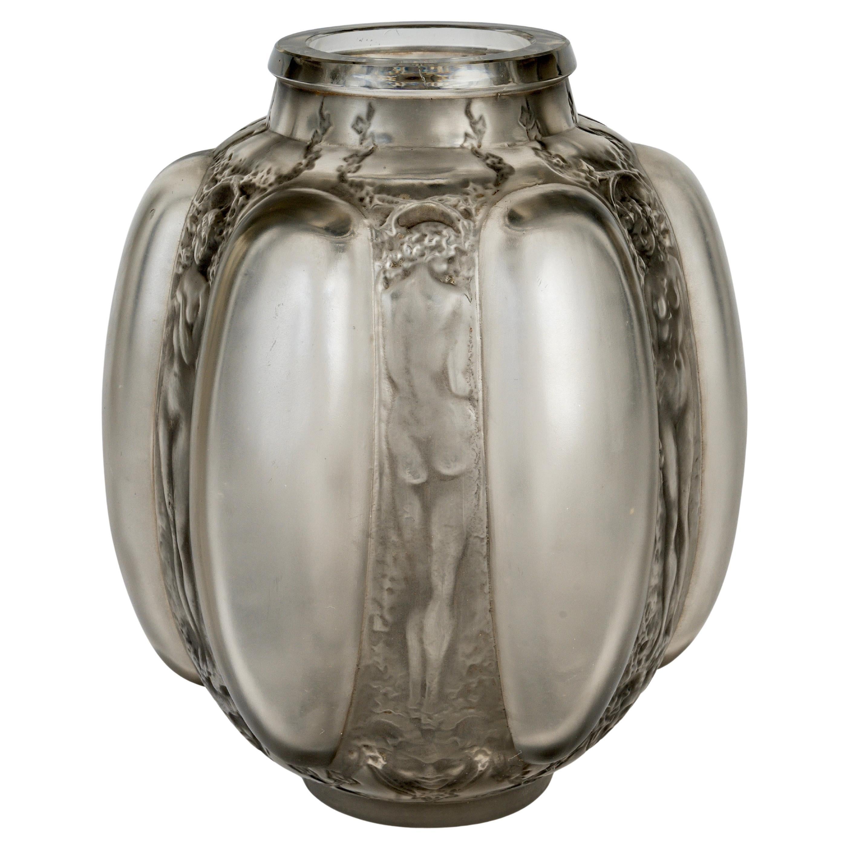 1912 Rene Lalique Vase Six Figurines Et Masques Verre Gris Patiné en vente