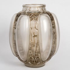 1912: Jarrón de René Lalique con seis figuritas y máscaras, de cristal con pátina gris sepia