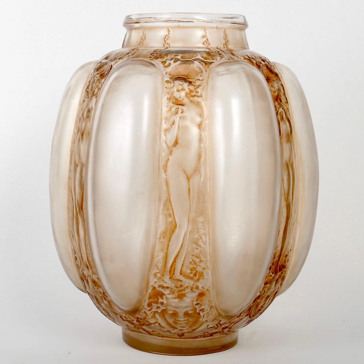 1912 Rene Lalique Vase Sechs Figurinen Et Masques Glas mit Sepia Patina (Art déco) im Angebot