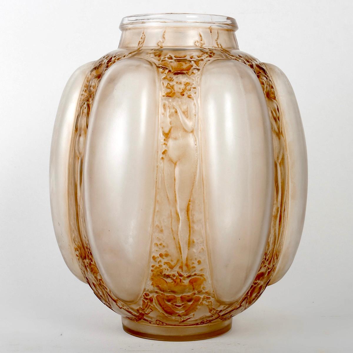 1912 Rene Lalique Vase Sechs Figurinen Et Masques Glas mit Sepia Patina (Französisch) im Angebot
