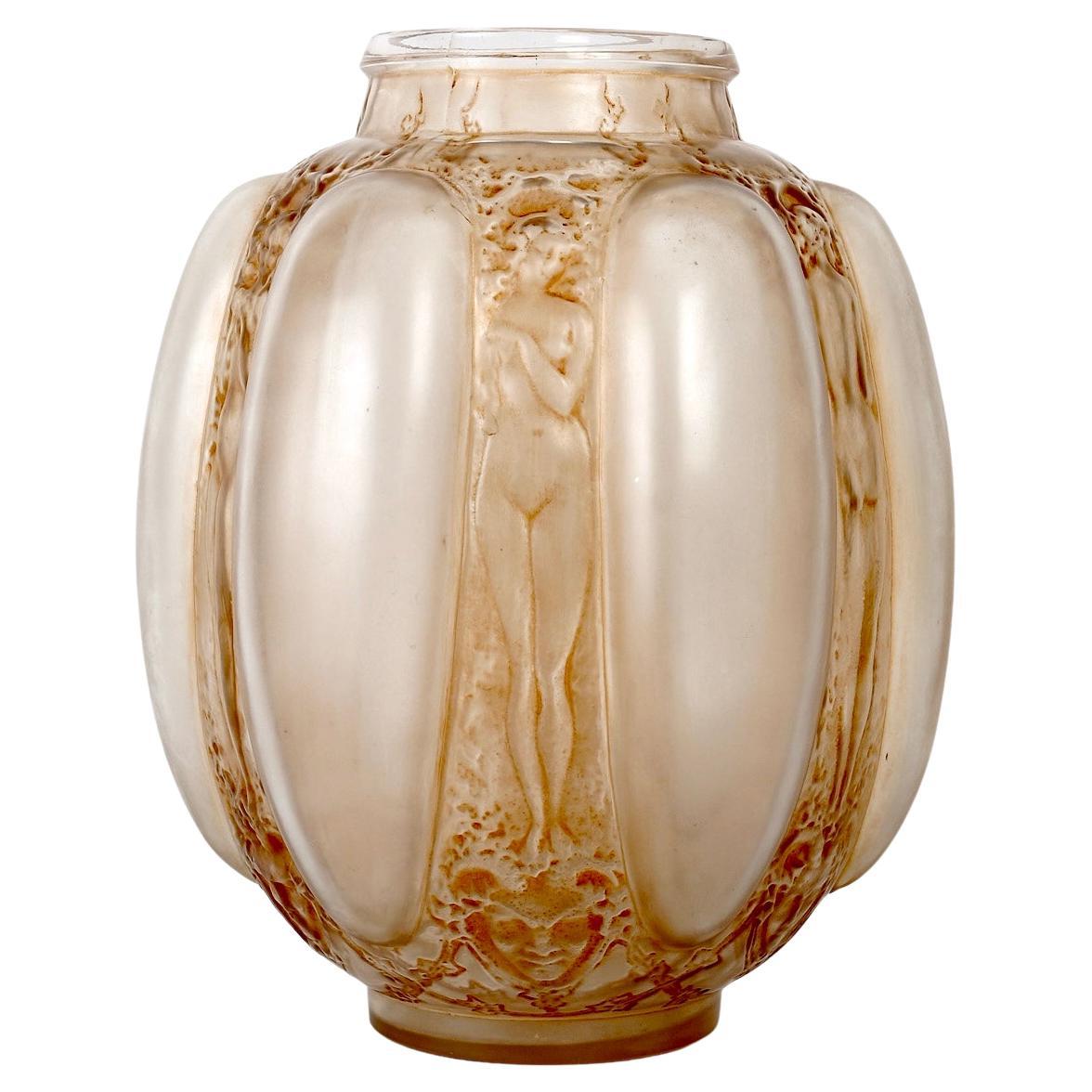 1912 Rene Lalique Vase Sechs Figurinen Et Masques Glas mit Sepia Patina im Angebot