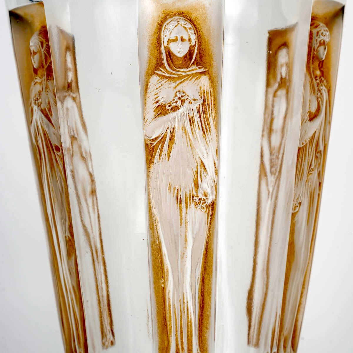 French 1912 René Lalique - Vase Six Figurines Glass With Sepia Patina For Sale