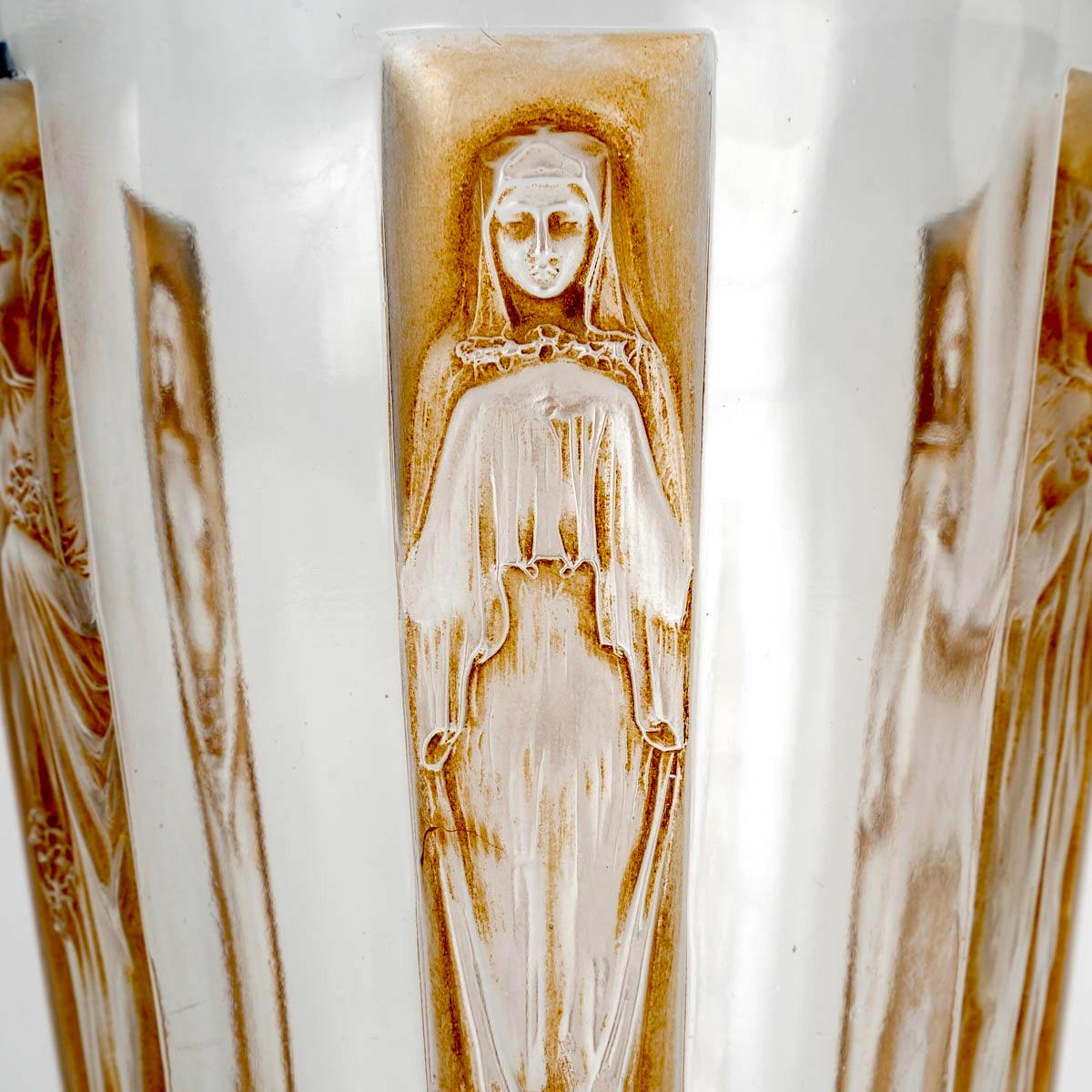 Molded 1912 René Lalique - Vase Six Figurines Glass With Sepia Patina For Sale