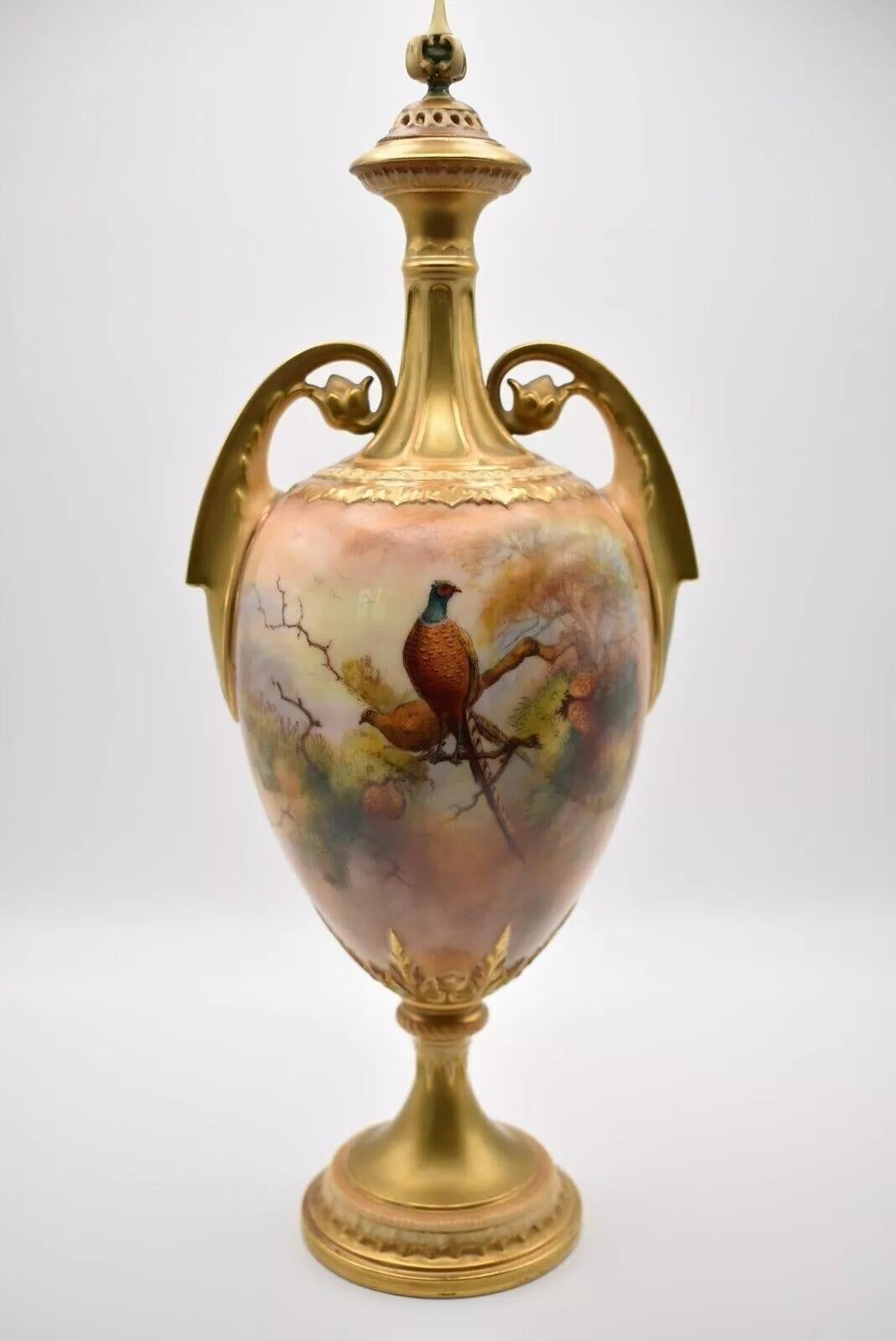 XX secolo Vaso vittoriano Royal Worcester del 1912 con piedistallo a forma di pavone e coperchio di Walter Sedgley in vendita