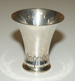 VASE DE STYLE NOUVEAU LIBERTY DATED HAND HAMMERED STERLING ART NOUVEAU 1913-1927