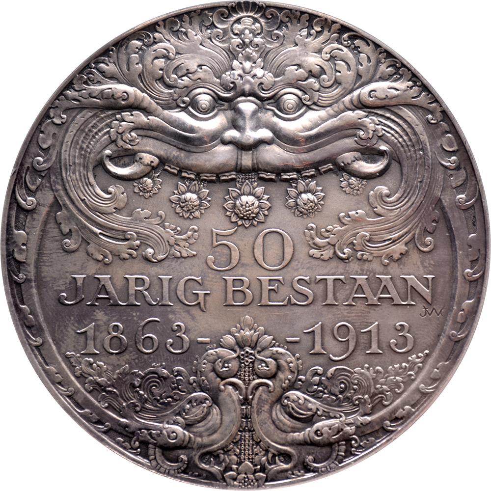 Dritto: NEDERLANDSCH-INDISCHE SPOORWEGMAATSCHAPPIJ, locomotiva vista dal davanti, dea del raccolto di fronte
Rovescio: 50 / JARIG BESTAAN / 1863- / -1913, motivo macara indiana, testa di tigre stilizzata
 
A cura di J.C. J. Wienecke
 
DELLA PIÙ ALTA